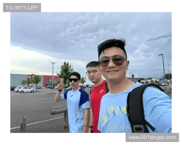 张博恒社媒晒银：路灯下的路，通向新周期